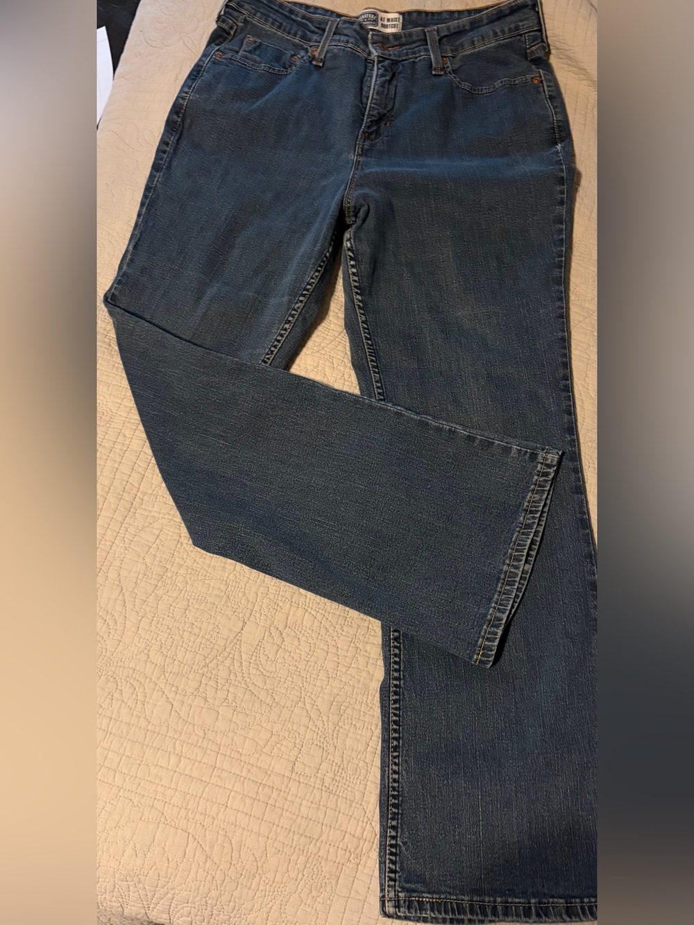Women’s Levi Signature blue jeans. Sits at waist. Boot cut. Misses 12 S. VGUC.